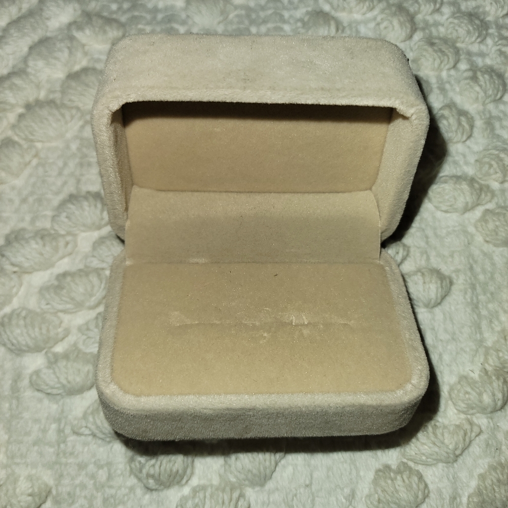 Cream Ring Box